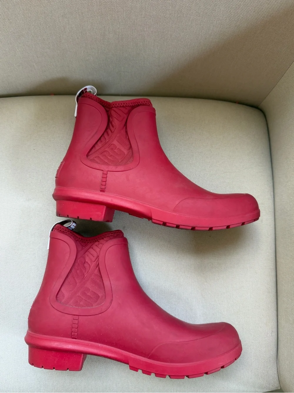UGG Chevonne Ribbon Red Chelsea Rain Boots Waterproof Colorful Logo Women’s 7